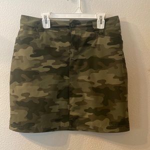 Eddie Bauer camo skirt size 8 but has been “altered” to fit more like a 4